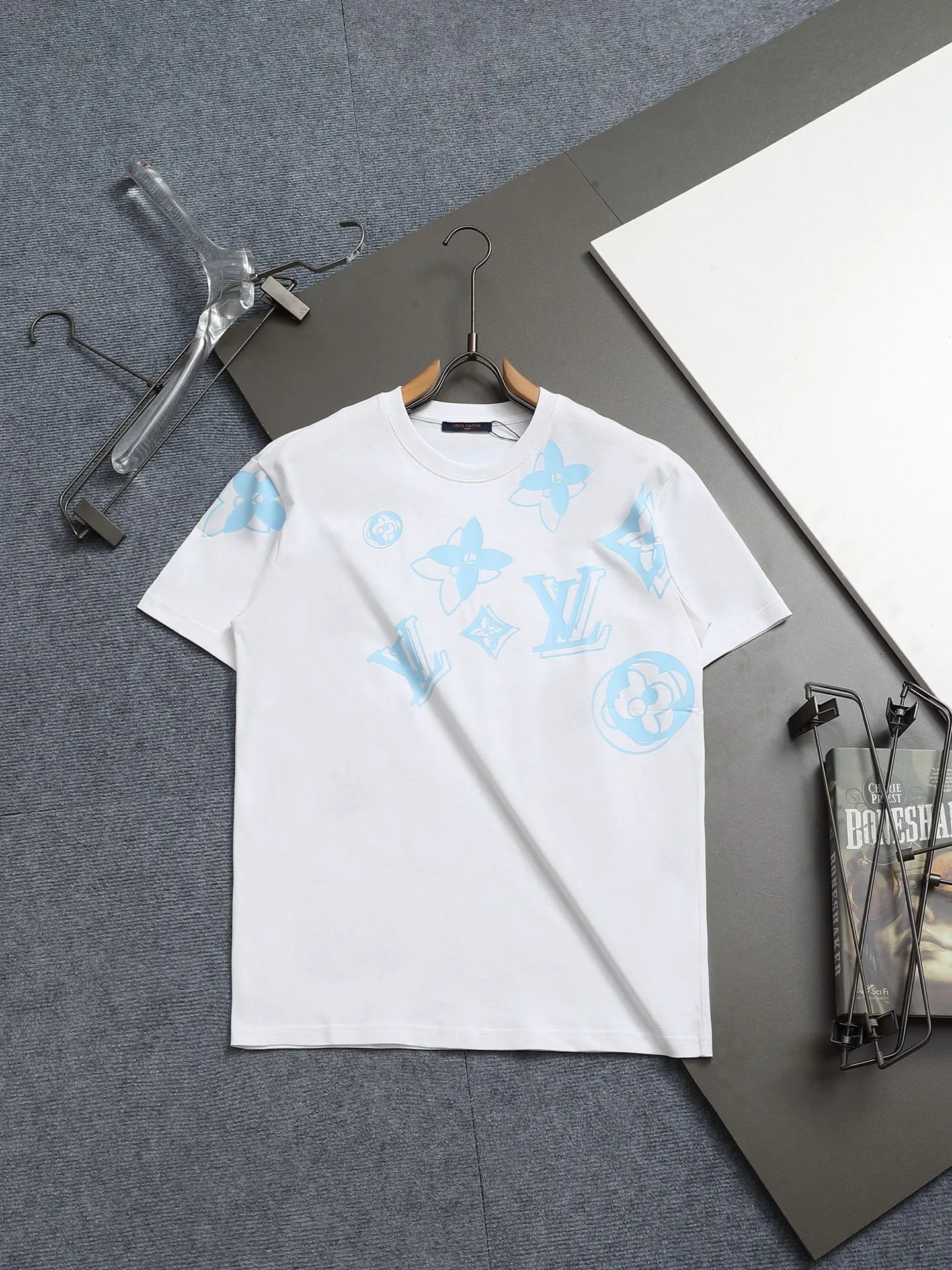 🅿️170 LOUIS VUITTON Louis Vuitton 23ss new color series with all-over printed pattern on the back, classic pullover round neck short sleeves, custom-made 260 grams of vat-dyed fabric, very comfortable to the touch, the latest brick cabinet synchronization for spring and summer, fashionable and personalized, super versatile and good-looking, very suitable for both men and women, a must-have style, tag, collar label, washed wheat, three labels complete, Color: Navy Blue, White, Size: XS~L